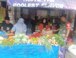 Babinsa Koramil Tiro Pantau Harga Sembako di Pasar Tradisional, Stok Dipastikan Aman