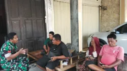 Babinsa Koramil 05/Indra Jaya Gelar Komsos, Serap Aspirasi dan Ajak Warga Jaga Lingkungan