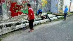 Babinsa Koramil 1405-01/Ujung Gencarkan Gerakan Asri, Wujud Kepedulian Lingkungan Bersama Warga