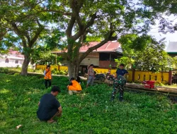 Babinsa Koramil 1404-02/Mattiro Sompe Bersama Mahasiswa KKN UNM Gelar Kerja Bakti Bersihkan Lapangan Sepak Bola
