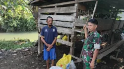 Cegah PMK, Babinsa Koramil 1404-07/Lembang Laksanakan Pemantauan Ternak Kambing Milik Warga