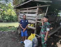 Cegah PMK, Babinsa Koramil 1404-07/Lembang Laksanakan Pemantauan Ternak Kambing Milik Warga