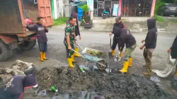 Babinsa Koramil 1404-04/Paleteang Ajak Warga Kerja Bakti Bersihkan Saluran Air