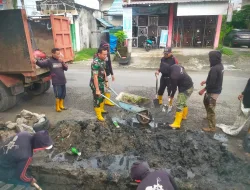 Babinsa Koramil 1404-04/Paleteang Ajak Warga Kerja Bakti Bersihkan Saluran Air