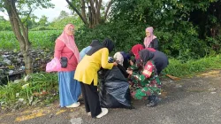 Babinsa 1405-03/ Bacukiki Bersama Warga Lompoe Gelar Kerja Bakti, Ciptakan Lingkungan Bersih dan Nyaman