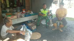 Babinsa jalin komsos dengan masyarakat desa binaan*