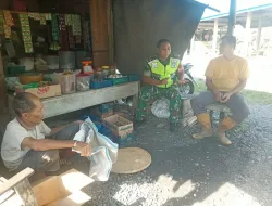Babinsa jalin komsos dengan masyarakat desa binaan*