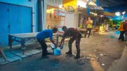 Ciptakan Lingkungan Bersih, Babinsa Koramil 1404-04/PaleteangBersama Warga Bersihkan Sampah