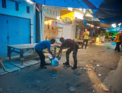 Ciptakan Lingkungan Bersih, Babinsa Koramil 1404-04/PaleteangBersama Warga Bersihkan Sampah