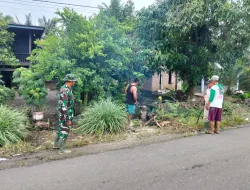 Serma Hatta: Wujudkan Lingkungan Bersih, Babinsa Teppo dan Warga Gelar Kerja Bakti Bersihkan Bahu Jalan