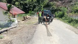 Babinsa Posramil Beutong Ateuh Banggalang Bantu Warga Mengangkat Besi untuk Pengecoran Rumah Warga Binaan*