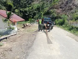 Babinsa Posramil Beutong Ateuh Banggalang Bantu Warga Mengangkat Besi untuk Pengecoran Rumah Warga Binaan*