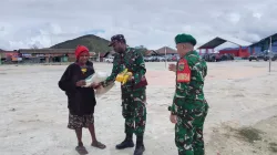 AKSI NYATA KEPEDULIAN, BABINSA KORAMIL 1703-01/ENAROTALI RINGANKAN BEBAN WARGA