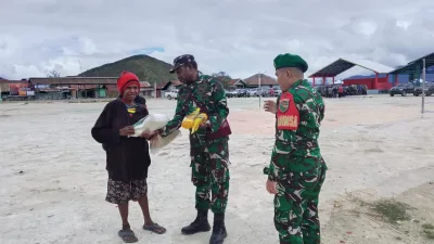 AKSI NYATA KEPEDULIAN, BABINSA KORAMIL 1703-01/ENAROTALI RINGANKAN BEBAN WARGA