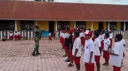 Babinsa Koramil 1703-02/Tigi Sertu Oktovianus Mengajarkan PBB kepada Siswa SD NEGRI WAGHETE, Harapannya Tingkatkan Disiplin dan Karakter