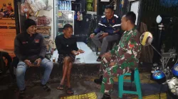 Babinsa Koramil 0607-06/ Gunung Puyuh Laksanakan Komsos dan Patroli Malam, Jaga Kondusifitas Wilaya