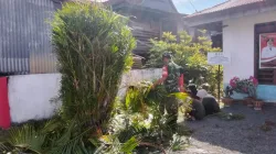 Sinergi TNI dan Rakyat: Babinsa Koramil 06/Duampanua Gelar Kerja Bakti Bersih Halaman Kantor Lurah Bittoeng