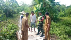 Babinsa jalin komsos dengan masyarakat desa binaan