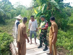 Babinsa jalin komsos dengan masyarakat desa binaan