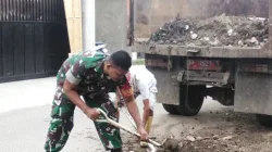 Babinsa Koramil 1405-02/Soreang Bersama Warga dan DLH Gelar Karya Bakti Bersihkan Drainase di Ujung Lare