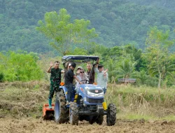 Dandim 1405/Parepare Hadiri Penanaman Jagung Hibrida JJUH 01 di Kabupaten Barru