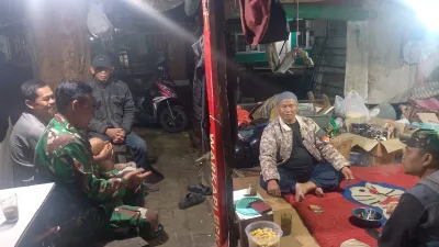 Babinsa Dayeuhluhur,Koramil 0607-07/Warudoyong, Intensifkan Patroli Malam dan Ajak Warga Aktif Ronda Demi Keamanan Lingkungan