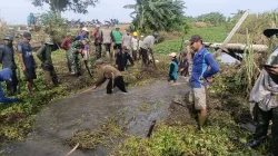 Manunggal Bersama Rakyat, Babinsa Koramil 1404-08/Lanrisang Bersama Warga Bersihkan Irigasi