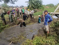 Manunggal Bersama Rakyat, Babinsa Koramil 1404-08/Lanrisang Bersama Warga Bersihkan Irigasi