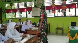 Tanamkan Jiwa Nasionalisme, Babinsa Serka Muh. Yunus Beri Materi Wasbang di SD 255 Tiroang