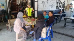 Melalui Komsos Babinsa Posramil Beutong Ateuh Banggalang Menghimbau Kepada Masyarakat Untuk Hindari Judi Online