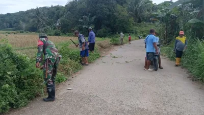 Babinsa Koramil 1405-08/Tanete Riaja Bersama Warga Gelar Kerja Bakti Bersihkan Jalan Dusun Paria