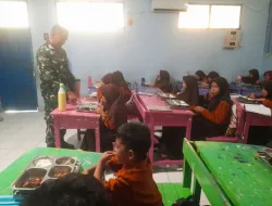 Babinsa Koramil 1405-01/Ujung Dampingi Pendistribusian Program Makan Bergizi Gratis 