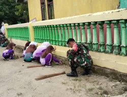 Tanamkan Kepedulian Sejak Dini, Babinsa Ajak Siswa SDN 109 Bersihkan Lingkungan Sekolah