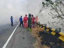TNI-Polri, Damkar dan Masyarakat Padamkan Kebakaran Lahan Seluas 1 Hektare di Suppa