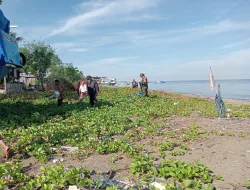 Jaga Kebersihan Pesisir, Babinsa Koramil 1405-07/Tanete Rilau dan Masyarakat Gotong Royong Bersihkan Pantai