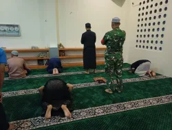 Wujudkan Kemanunggalan TNI-Rakyat, Babinsa Kodim 1404/Pinrang Rutin Shalat Subuh Berjamaah