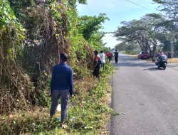 Sinergi TNI dan Pemerintah Kecamatan, Babinsa Langnga Bersama Warga Kerja Bakti di Jalan Poros