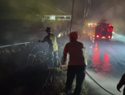 Gerak Cepat di Malam Hari, Danramil 1405-03 Bersama Babinsa Padamkan Karhutla di Kota Parepare