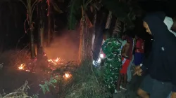Respon Cepat Babinsa, Damkar dan Masyarakat Padamkan Kebakaran Lahan di Mattiro Sompe