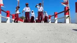 Tawa Ceria Anak Sekolah Warnai Jembatan Beton Baru di Desa Ujung Labuang