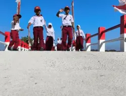 Tawa Ceria Anak Sekolah Warnai Jembatan Beton Baru di Desa Ujung Labuang