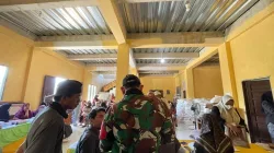 Hadir di Tengah Warga, Babinsa Koramil 1405-08/Tanete Riaja Dampingi Penyaluran Bantuan Pangan Beras
