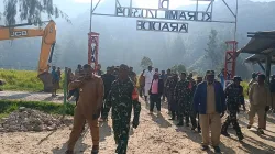 DANRAMIL 1703-04/ARADIDE BERSAMA BABINSANYA SERTA STAF DISTRIK ARADIDE MENYAMBUT KUNJUNGAN KERJA BUPATI KABUPATEN PANIAI DI WILAYAH III DISTRIK ARADIDE