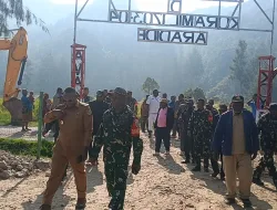 DANRAMIL 1703-04/ARADIDE BERSAMA BABINSANYA SERTA STAF DISTRIK ARADIDE MENYAMBUT KUNJUNGAN KERJA BUPATI KABUPATEN PANIAI DI WILAYAH III DISTRIK ARADIDE