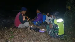 Karhutla Malam Hari, Babinsa Kodim 1404/Pinrang dan Masyarakat Turun Padamkan Api