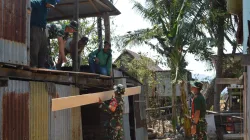 Setetes Keringat untuk Senyum Warga, Personel Koramil 1405-04/Soppeng Riaja Rehab Rumah Tidak Layak Huni 