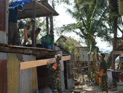 Setetes Keringat untuk Senyum Warga, Personel Koramil 1405-04/Soppeng Riaja Rehab Rumah Tidak Layak Huni 
