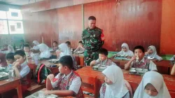 Demi Generasi Sehat, Babinsa Koramil 1405-01/Ujung Aktif Pantau Penyaluran Makanan Bergizi Gratis