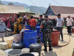 Kemarau Berkepanjangan, Koramil Lembang Salurkan Bantuan Air Bersih untuk Warga Desa Pangaparan