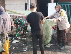 Merawat Lingkungan, Menguatkan Kebersamaan, Babinsa Koramil 1405-02/Soreang Bersama Warga Bersihkan Saluran Air